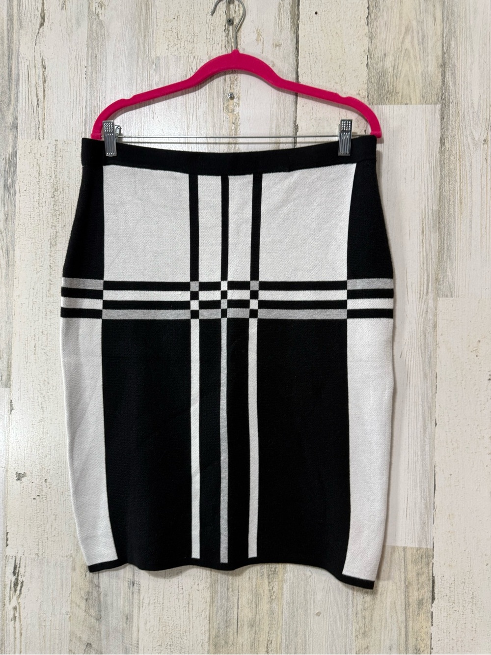 Black & White Geometric Knit Midi Skirt - Women